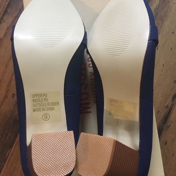 COPY - 🌺Faux Suede Navy pumps🌺 - Picture 3 of 3